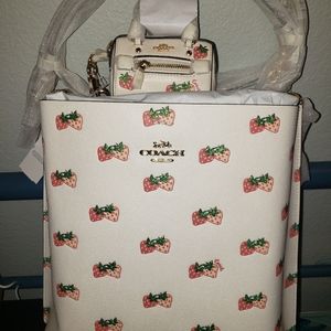 Coach - Mollie Bucket Bag With 🍓Strawberry Print🍓 NIB NWT
